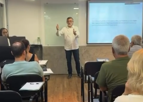 Consultor conversando com cliente
